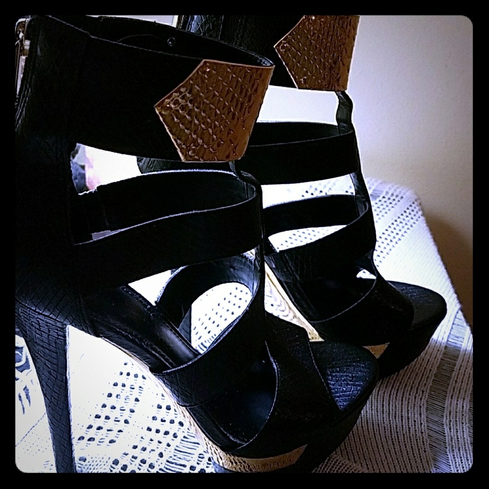 Fergie High Heels size 7.5 Leather (black/gold)